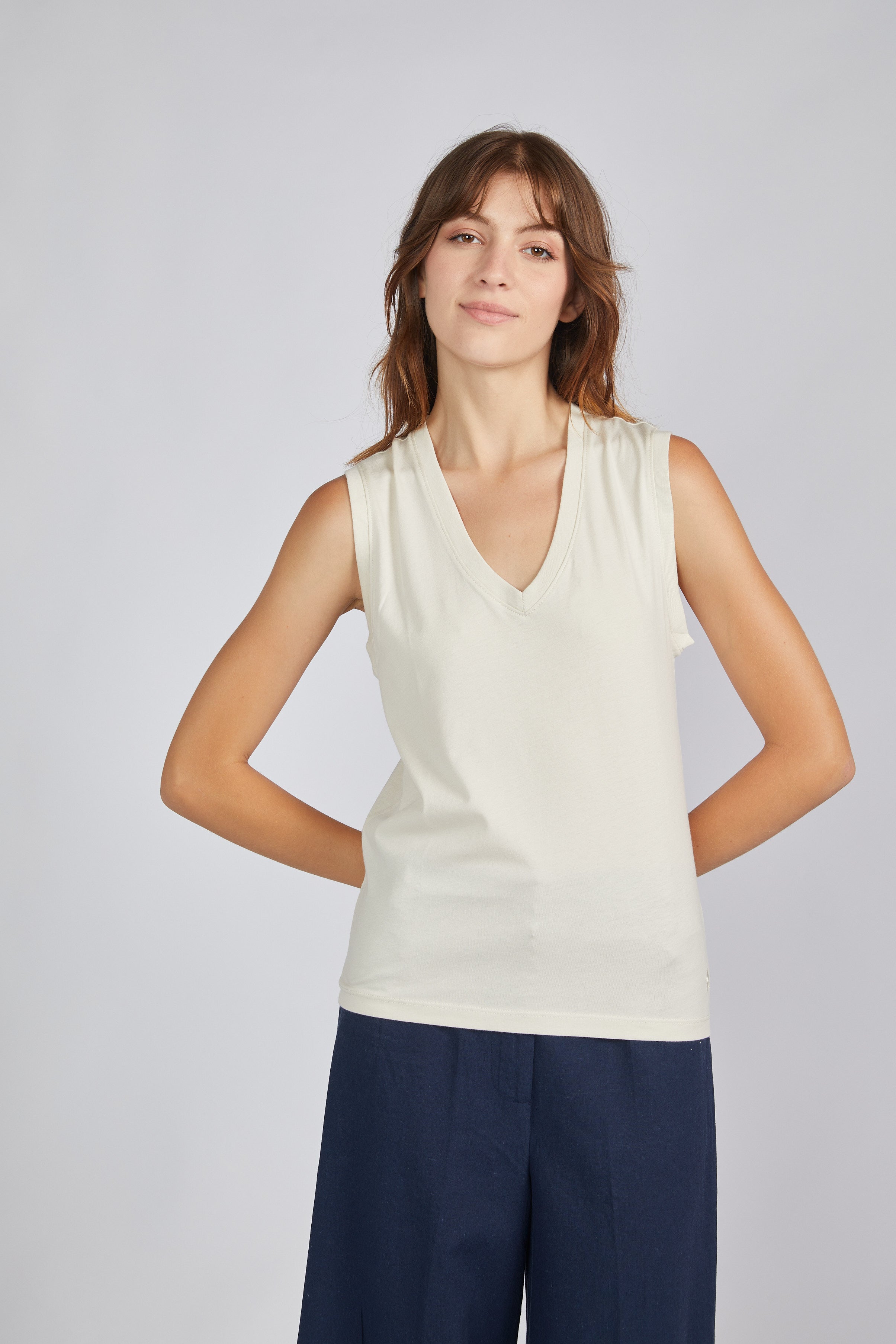 MUSCULOSA CUELLO V 100% ALGODÓN PIMA
