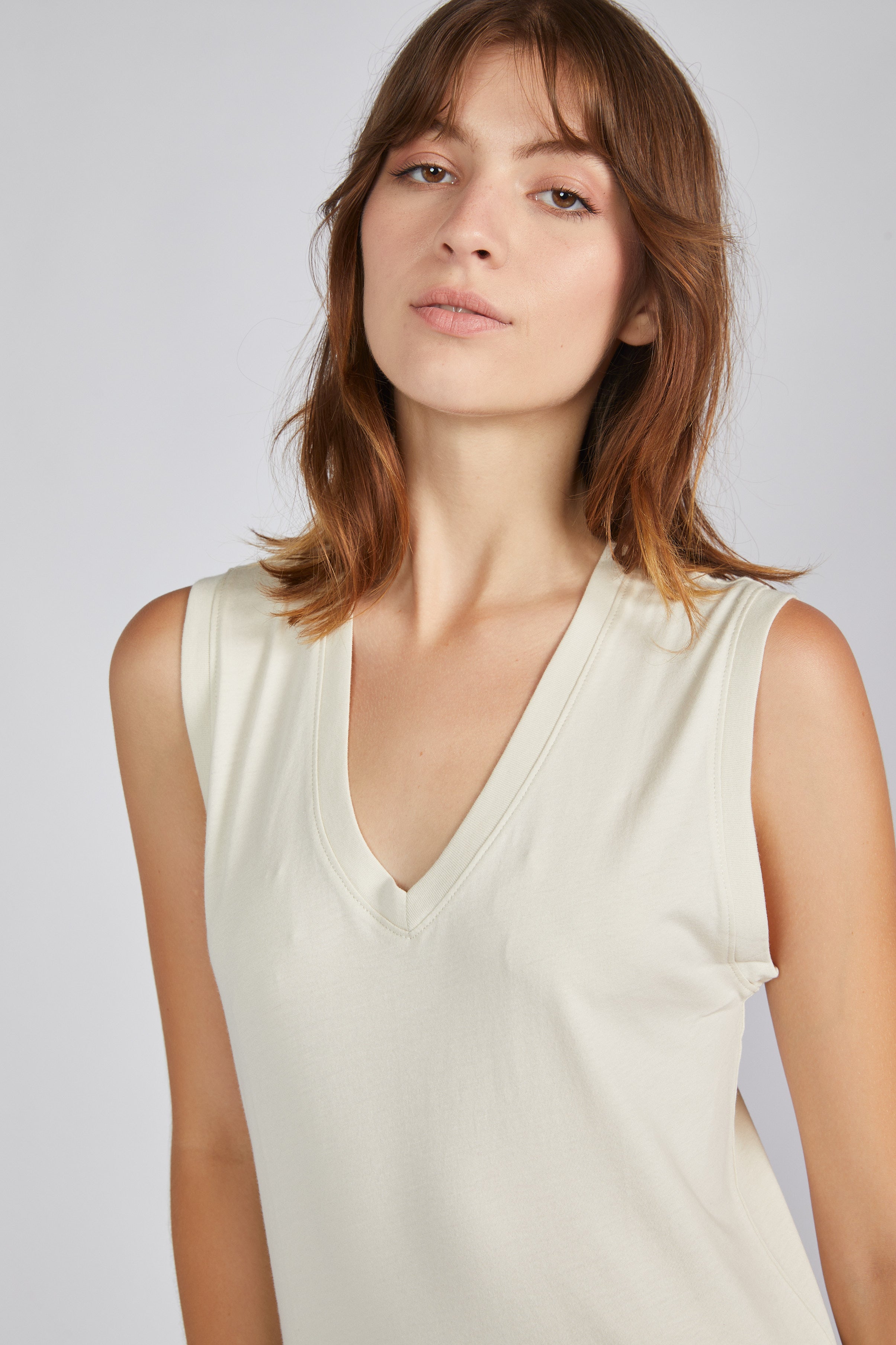 MUSCULOSA CUELLO V 100% ALGODÓN PIMA