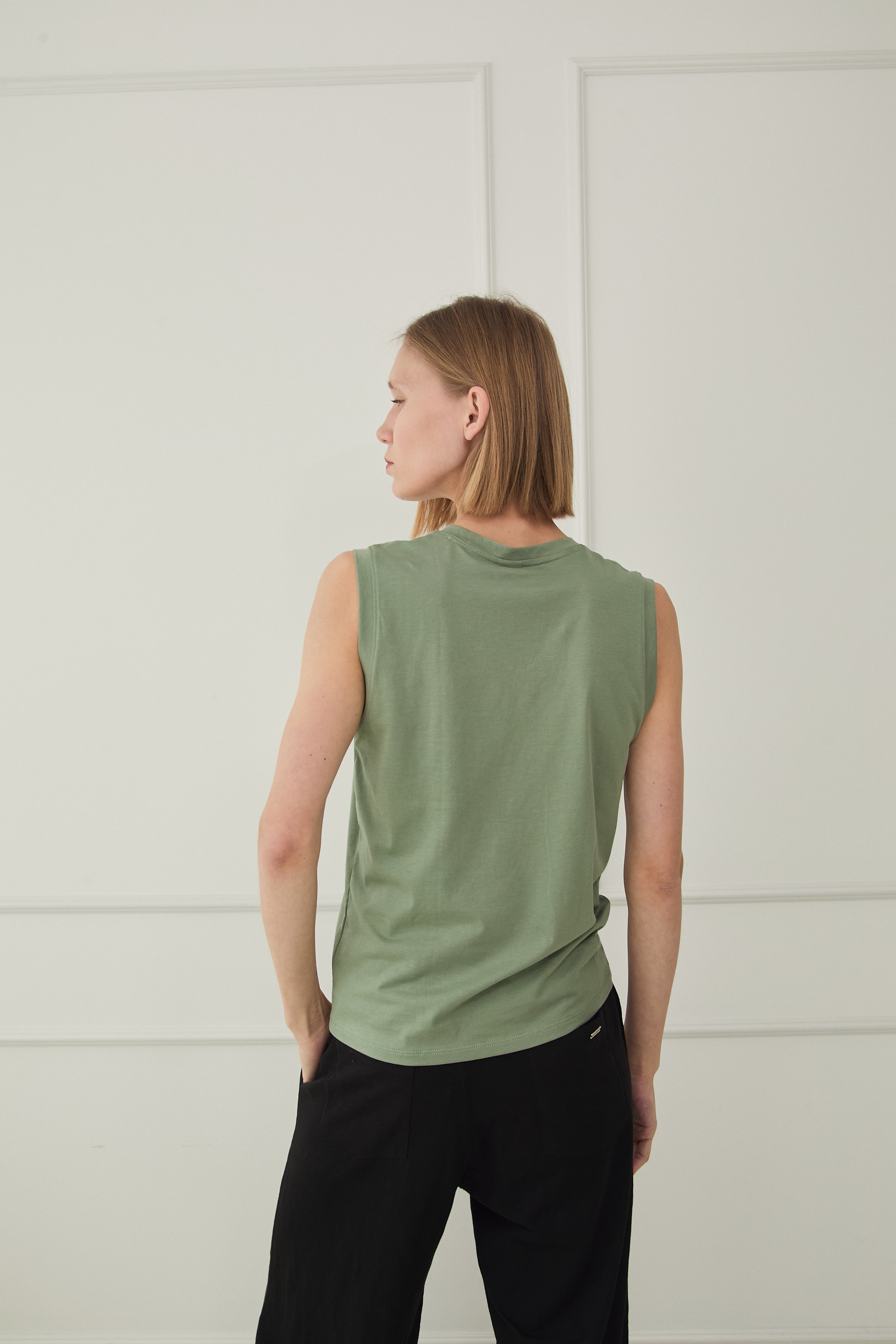 MUSCULOSA CUELLO V 100% ALGODÓN PIMA