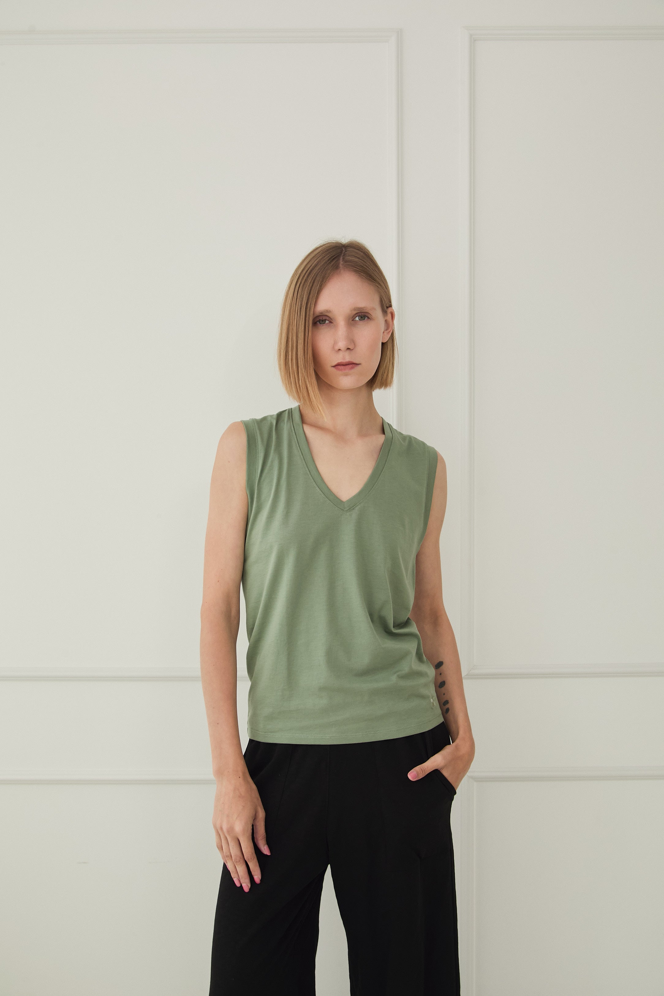 MUSCULOSA CUELLO V 100% ALGODÓN PIMA