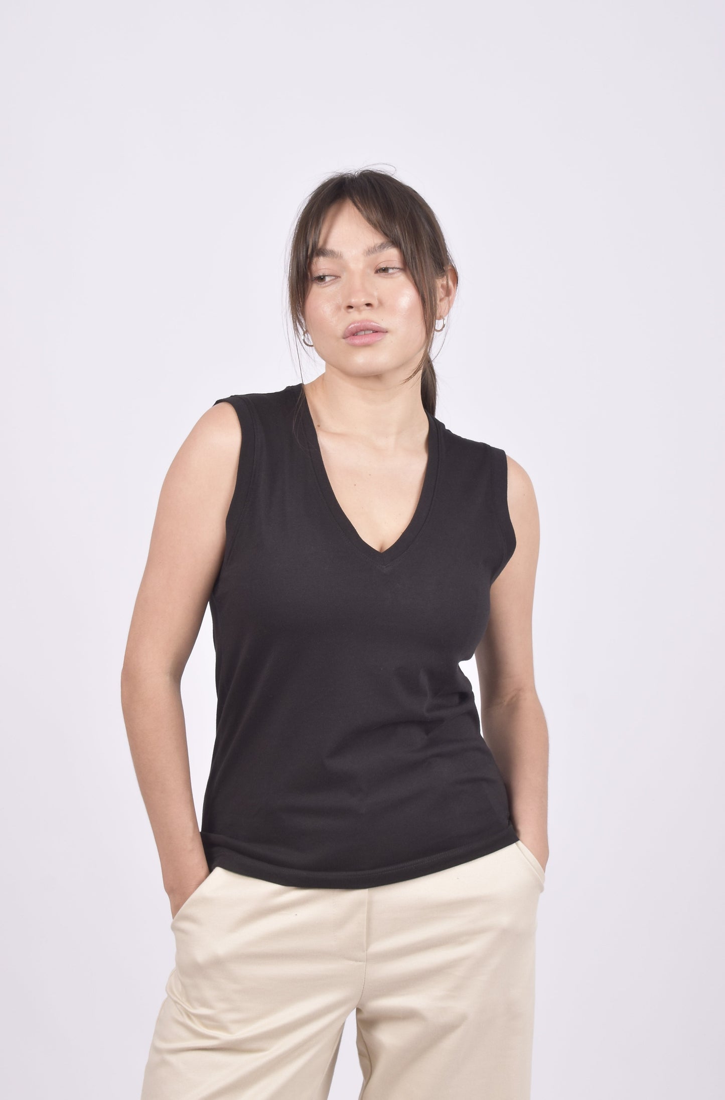 MUSCULOSA CUELLO V 100% ALGODÓN PIMA