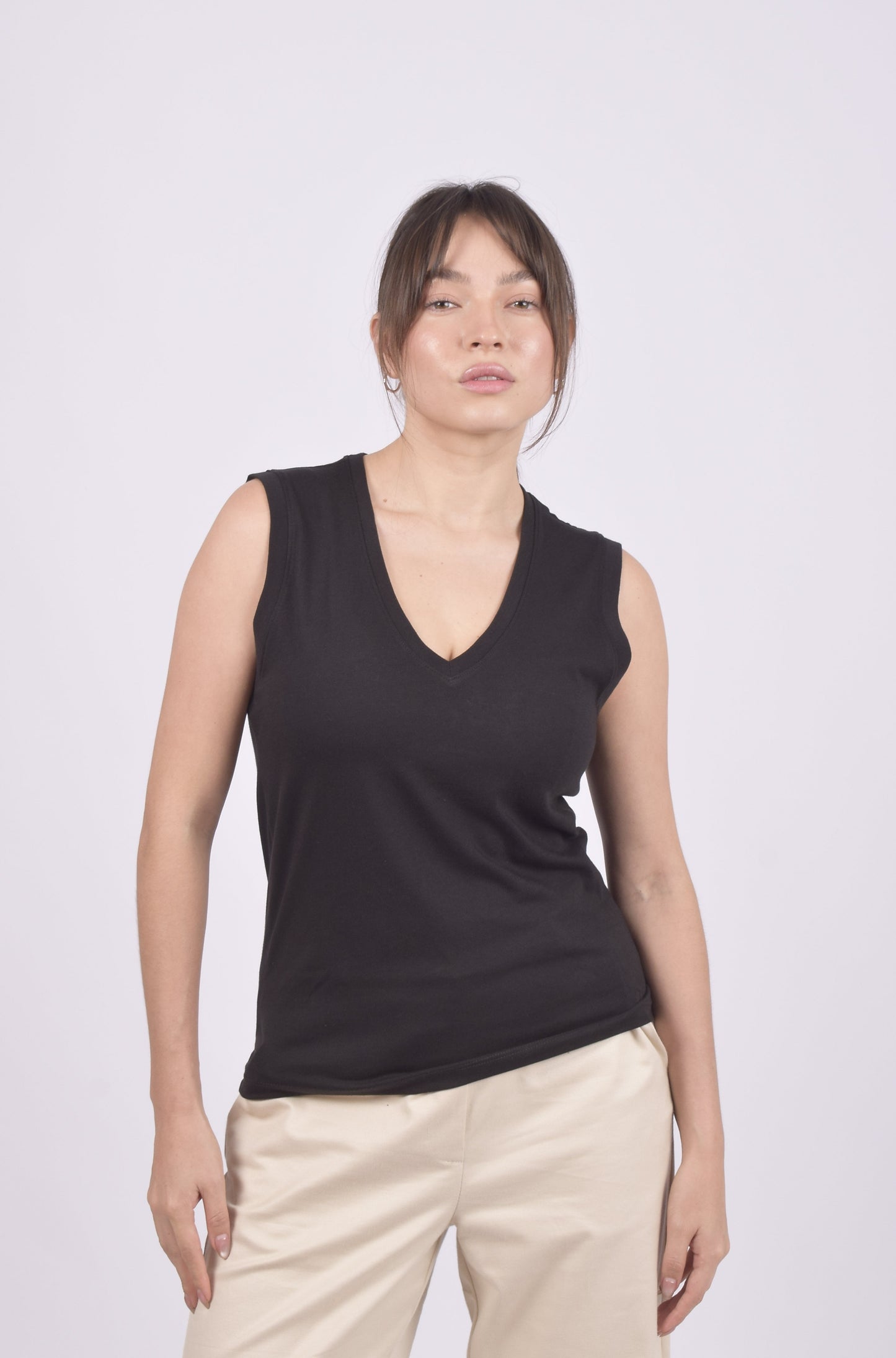 MUSCULOSA CUELLO V 100% ALGODÓN PIMA