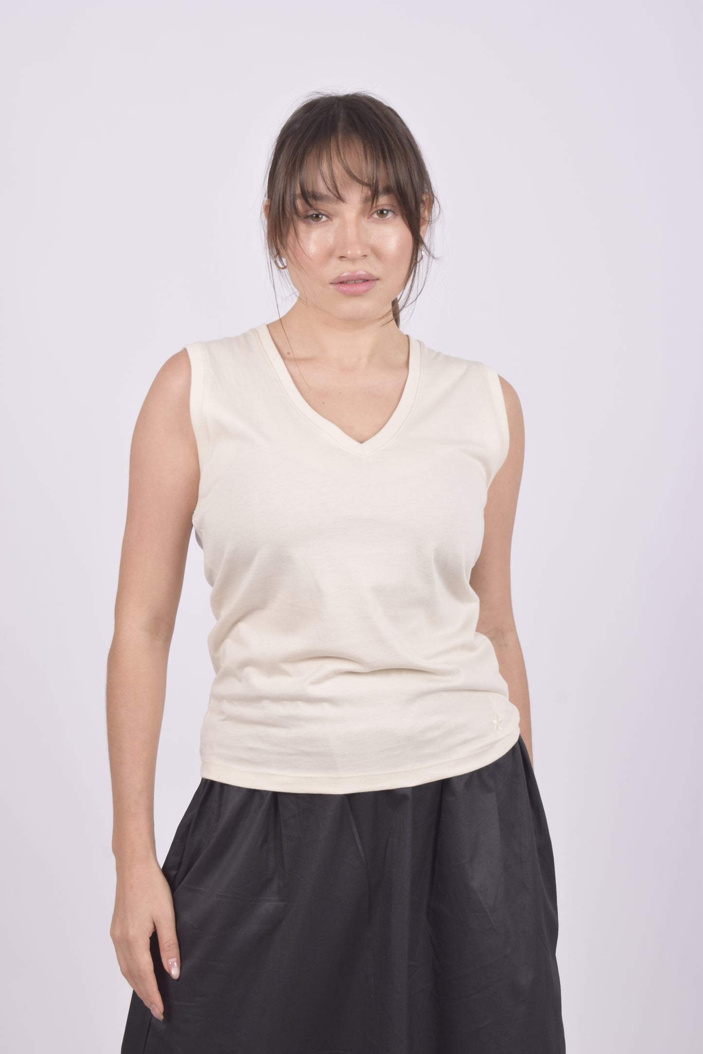 MUSCULOSA CUELLO V 100% ALGODÓN PIMA